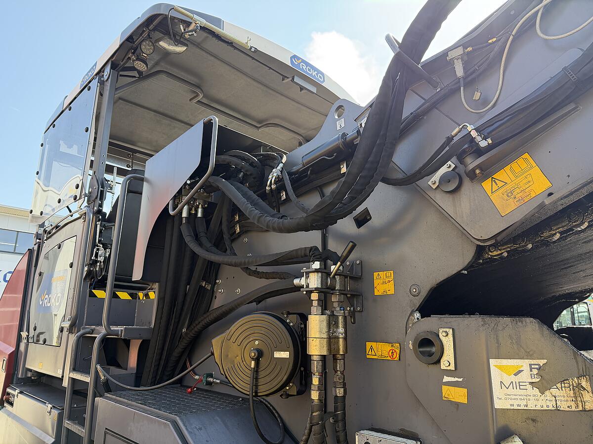 Beschicker Dynapac MF 2500 CS