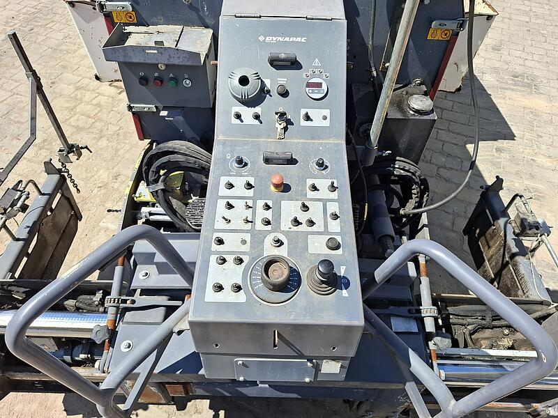 Kleinfertiger Dynapac F 1200 CS